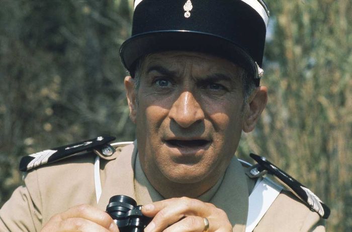 Ein Gendarm (Louis de Funès) hat alles im Blick. Bild: Sender / Pierre Manciet