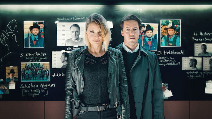 Der Tote in der Schlucht: Die Kommissare Lisa Kuen (Patricia Aulitzky) und Alexander Yüsüf-Demir (Dominik Raneburger) vor der Tafel mit den entscheidenden Hinweisen - Werden sie den Fall lösen? Bild: Sender / ZD F/ [M] Johannes Landsiedl [F] Heinz Laab