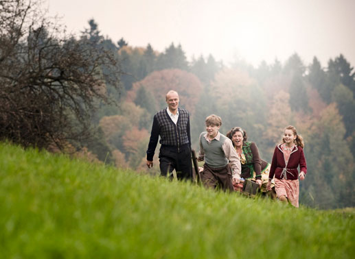 Hanna Forster (Christine Neubauer) und ihre Kinder Vera (Pamina Grünsteidl, rechts) und Michael (Simon Morze, 2. v. links) freuen sich über die Rückkehr von Karl Forster (Edgar Selge). Bild: Sender