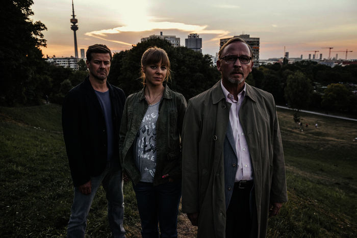 Die Kommissare Harald Neuhauser (Marcus Mittermeier), Angelika Flierl (Bernadette Heerwagen,) und Ludwig Schaller (Alexander Held). Bild: Sender / ZDF / Hendrik Heiden