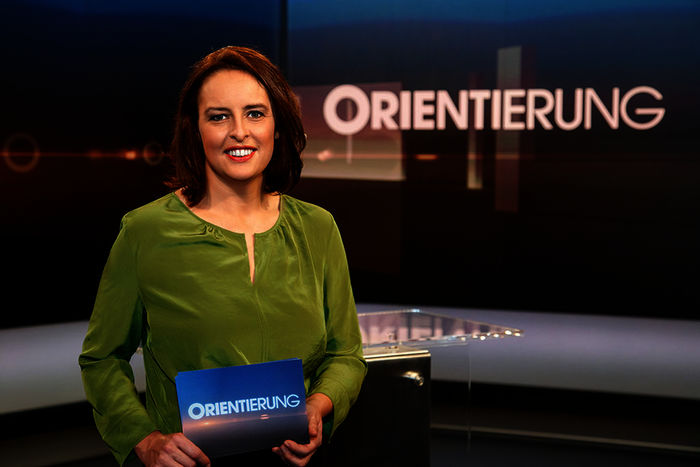 Sandra Szabo ist Moderatorin des ORF-Religionsmagazins „Orientierung“. Bild: Sender / Günther Pichlkostner