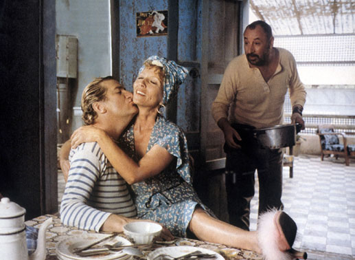 Lucien Cordier (Philippe Noiret, re.), Polizist in einem kleinen afrikanischen Ort, muss mitansehen, wie seine Frau Hugette (Stephane Audran) sich mit ihrem "Bruder" Nono (Eddy Mitchell) amüsiert. Bild: Sender