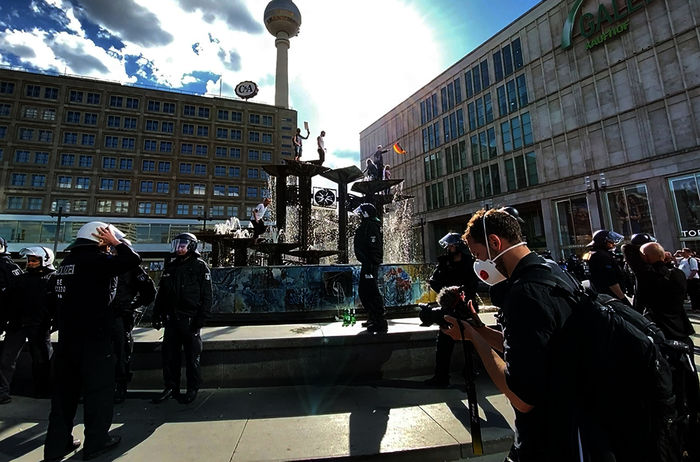 Demonstration gegen die Corona-Maßnahmen auf dem Alexanderplatz in Berlin. Bild: Sender/rbb