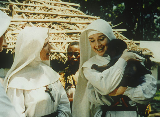 Schwester Lukas (Audrey Hepburn, r.) darf auf eine Missionsstation in Afrika, wo sie sich als hervorragende Schwester bewährt. Bild: Sender