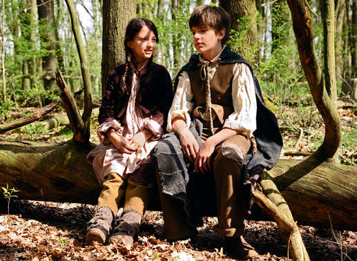 Hänsel (Friedrich Heine) und Gretel (Mila Böhning) sind verlassen im Wald. Bild: Sender