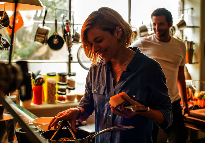 Sienna Miller (Helene), Bradley Cooper (Adam Jones). Bild: Sender / ORF / Sevenone / 2014 The Weinstein Company / Alex Bailey