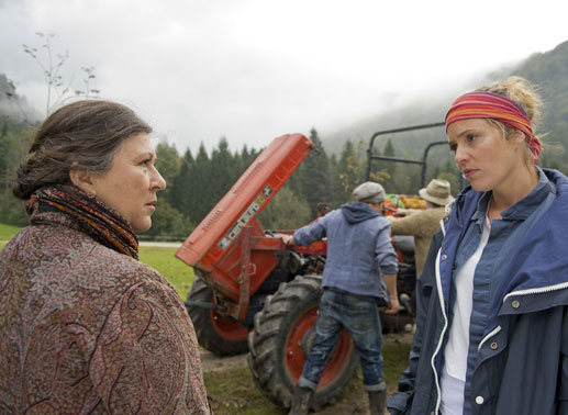 Eva Lorenz (Eva Mattes, l.) erwartet von ihrer Tochter Lena (Patricia Aulitzky), dass sie auf dem Bauernhof mit anpackt. Um den kaputten Traktor kümmern sich inzwischen Bastian (Raban Bieling, h.l.) und Leopold (Fred Stillkrauth). Bild: Sender / Thomas R. Schumann