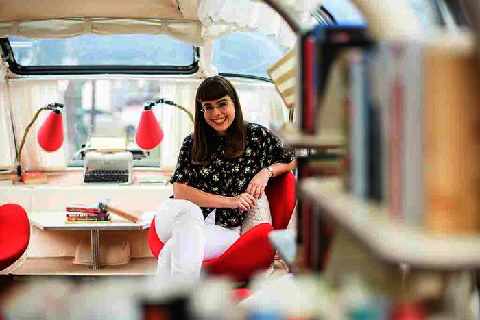 ServusTV Moderatorin Theodora Bauer im literaTOUR Bücherbus. Bild: Sender / ServusTV / Hörmandinger 