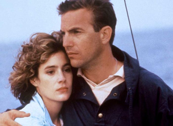 Commander Farrell (Kevin Costner) hst sich in Susan Atwell (Sean Young) verliebt. Sie ist die Geliebte des amerikanischen Verteidigungsministers, der nichts von ihrem Verhältnis mit Farrell ahnt. Bild: Sender/Degeto