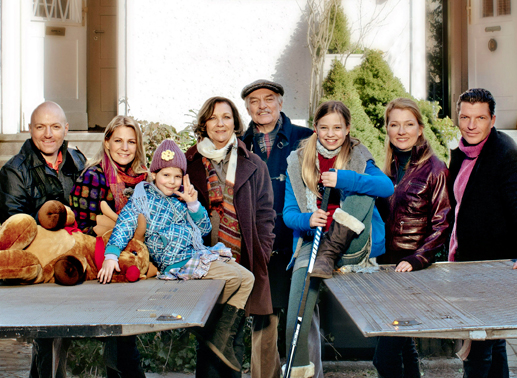 Olaf (Jan Erik Madsen), Katja (Sophie Sch&uuml;tt), Anna (Monique Schr&ouml;der), Ulrike (Gila von Weitershausen) und Georg (Charles Brauer), Sophie (Hanna H&ouml;ppner), Dana (Katja Studt) und Florian (Hardy Kr&uuml;ger jr.). Bild: Sender / Nik Konietzny