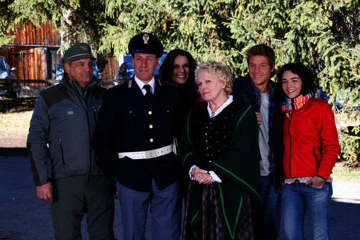 Pietros "Familie": sein Freund und Kollege Roccia (Francesco Salvi), Polizist Huber (Gianmarco Pozzoli), seine Schwägerin Claudia (Bettina Giovannini), Roccias Schwester Assunta (Katia Ricciarelli), sein Neffe Giorgio (Gabriele Rossi) und Roccias Tochter Chiara (Claudia Gaffuri). Bild: Sender