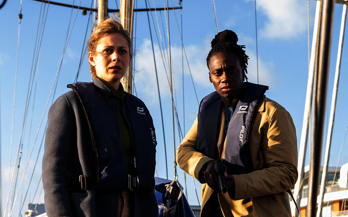 DER FLENSBURG-KRIMI: Svenja Rasmussen (Katharina Schlothauer) und Antoine Haller (Eugene Boateng). Bild: Sender / NDR / ARD Degeto / Christine Schroeder
