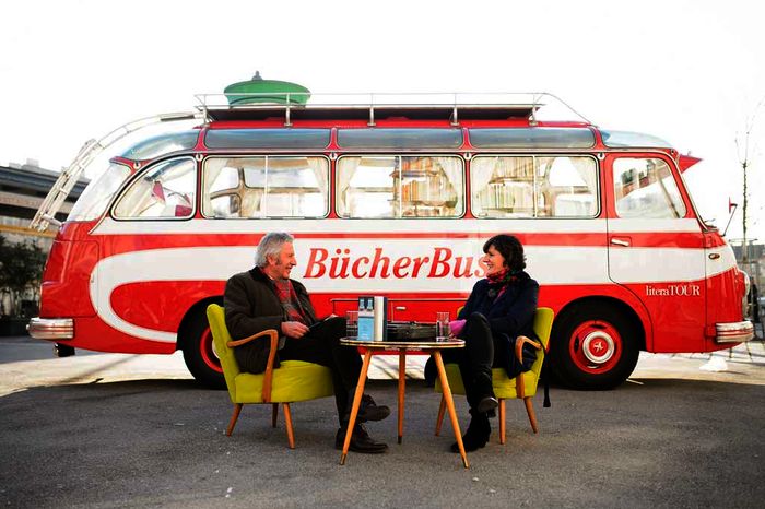 ServusTV Moderator Alfred Komarek und Autorin Doris Knecht vor dem literaTOUR-Bücherbus am Brunnenmarkt in Wien fuer ServusTV's "literaTOUR".
Bild: Sender / ServusTV / Martin Hörmandinger