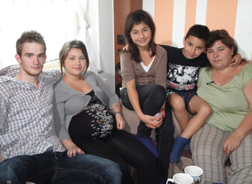 In den letzten Wochen vor der Geburt verbringen Jens (li.) und seine Melek die meiste Zeit bei Meleks Mutter Stella (re.), sowie den Geschwistern Melissa (12) und Sonnee (8). Bild: Sender