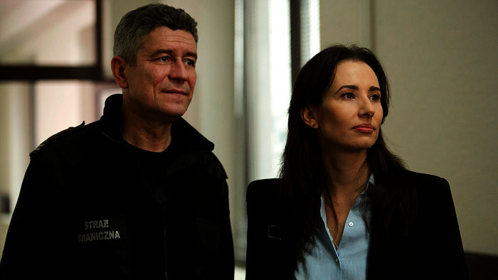 Wataha: Staatsanwältin Iga Dobosz (Aleksandra Popławska) verhört auch Rebrows Vorgesetzten Major Markowski (Andrzej Zieliński). Bild: Sender / MDR / HBO Europe / Krzysztof Wiktor