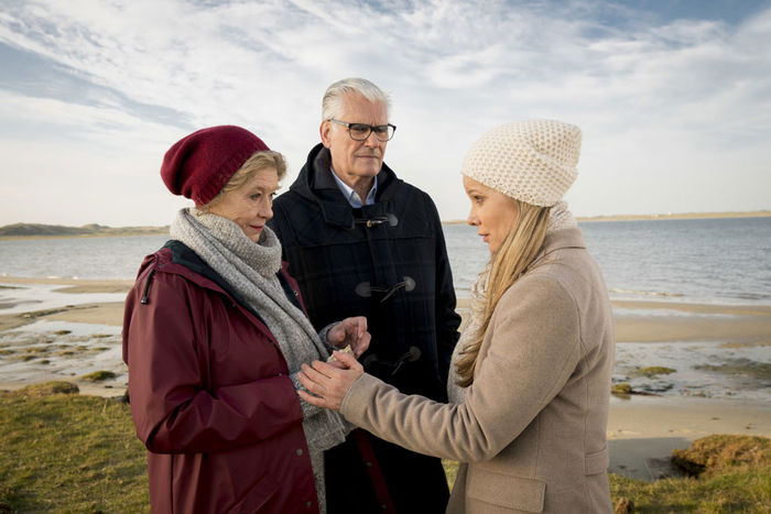 Bastian de Jong (Sky du Mont, M.) und Martha (Lisa Kreuzer, l.) sind entt&auml;uscht, weil Katharina (Ann-Kathrin Kramer, r.) wegen ihrer Vergangenheit Sylt verlassen m&ouml;chte. Bild: Sender / Georges Pauly