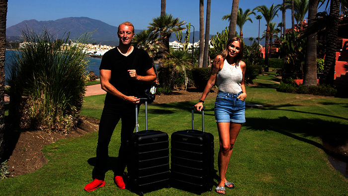 Natascha Beil, Love Island Gewinnerin, trifft auf Prinz Mario-Max zu Schaumburg-Lippe. Der Prinz versucht die Islanderin zu beeindrucken, indem er nur die feinsten Dinge auftischt. Doch wird dies bei ihr wirken? Denn im Gegensatz zum Prinzen ist die hübsche Influencerin bodenständig und Hartz IV erfahren. Bild: Sender / RTLZWEI / Julia Roder