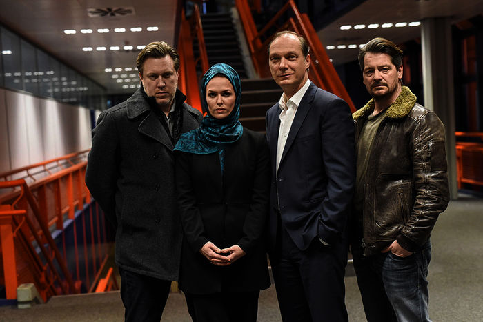 Diller (Nicholas Ofczarek), Soraya (Melika Foroutan), Epstein (Martin Brambach) und Kessel (Fritz Karl) stehen zusammen. Bild: Sender
/ ZDF / Marion van der Mehden 