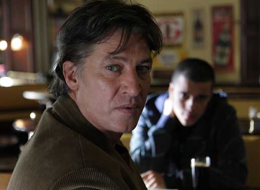Amigo (Tobias Moretti) spürt, dass er von seinem Sohn Rio (Kostja Ullmann) in eine Falle gelockt wurde. Bild: Sender