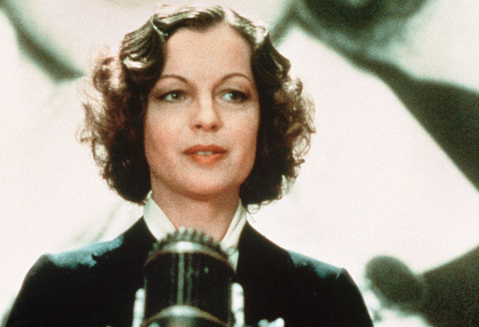 Die Bankiersfrau Emma (Romy Schneider) hält eine Rede vor ihren versammelten Kleinanlegern. Bild: Sender