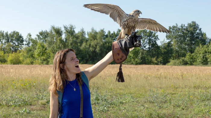 Mein Falke: Erste Erfolge mit Falke Giovanni! Inga Ehrenberg (Anne Ratte-Polle). Bild: Sender / NDR / Frédéric Batie