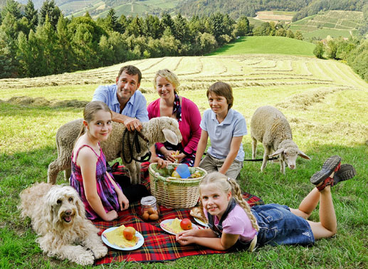 reta Hansen (Enya Elstner), Dr. Philipp Hansen (Heikko Deutschmann) Annette Hansen (Floriane Daniel), Jonas Grieshaber (Fynn Henkel) und Lilie Hansen (Lotte Hanné). Bild: Sender / Peter Hollenbach