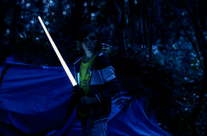 Ben (Claudio Magno) findet das Leben im Wald eigentlich ganz aufregend und abenteuerlich. Bild: Sender / ZDF / Martin Rottenkolber