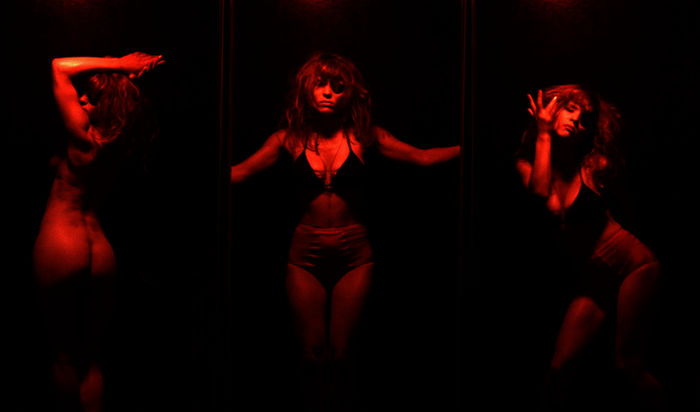 Triptychon der Verführung: Ist es wirklich Marie (Lena Morris), die dort strippt? Oder doch nur ein Trugbild? Bild: Sender