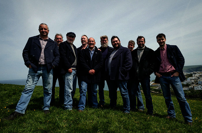 Der Shantychor von Port Isaac ist eine eingeschworene Gemeinschaft. Bild: Sender / ARD Degeto/Fisherman Films Ltd 2018