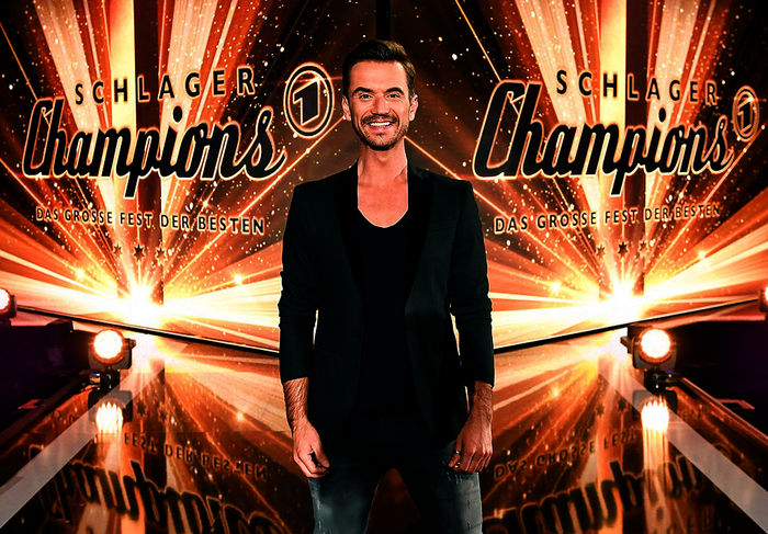 Florian Silbereisen rollt den roten Teppich aus - für die Stars des Jahres. Bild: Sender / ARD / ARD-Programmdirektion / Dominik Beckmann.