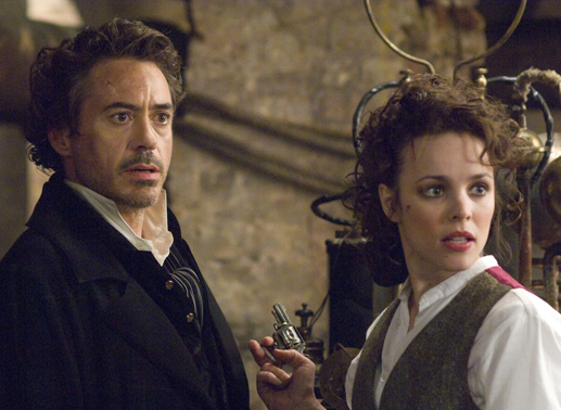 Seine Beziehung zu der schönen Amerikanerin Irene Adler (Rachel McAdams, r.) ist das einzige Rätsel, das er nicht lösen kann: Meisterdetektiv Sherlock Holmes (Robert Downey Jr., l.) ... Bild: Sender