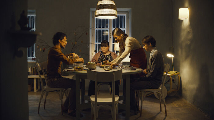 Family Dinner: Michael Pink (Stefan), Nina Katlein (Simi), Pia Hierzegger (Claudia), Alexander Sladek (Filipp). Bild: Sender / Capra Film / Film AG / Gabriel Krajanek