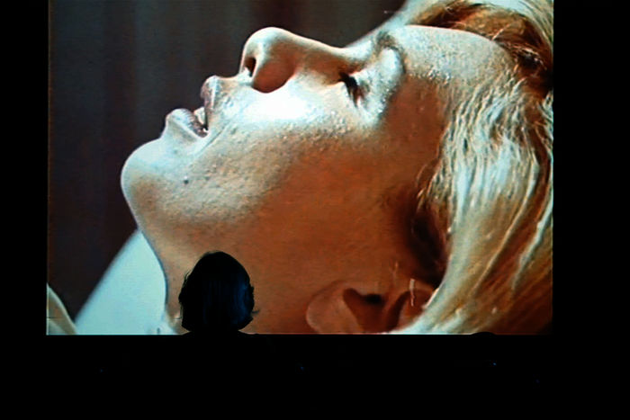 Ruth Gassmann betrachtet die 1968 von ihr in einem Aufklärungsfilm gespielte Figur "Helga". Bild: Sender / Boekamp & Kriegsheim/Eckelkamp