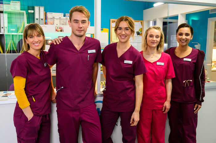 Bettys Diagnose: Rike Köhler (Isabell Horn), Lukas Hilpert (Niklas Löffler), Elisabeth Hertz (Henrike Hahn), Mia Kunze (Antonia Döring), Ava Edemir (Rona Özkan) Bild: Sender /  ZDF / Willi Weber. 