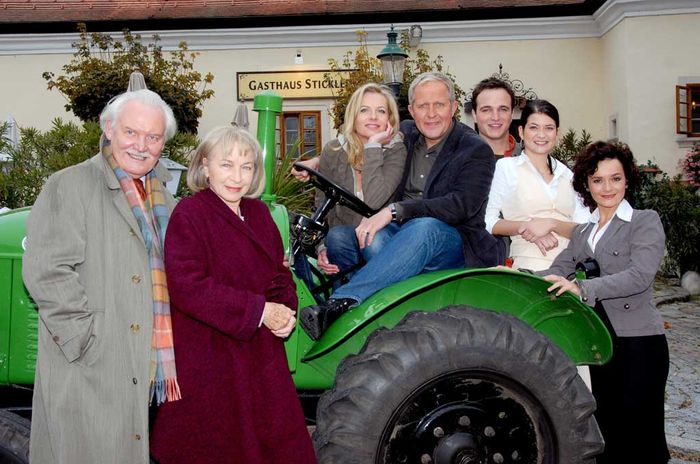 Wolfgang Hübsch (Gottfried Schnell), Christine Ostermayer (Hermine Stickler), Susanne Michel (Claudia Plattner), Harald Krassnitzer (Thomas Stickler), Achim Schelhas (Paul Plattner), Julia Rosa Stöckl (Edina Legedy), Katharina Stemberger (Andrea Plattner). Bild: Sender / Ali Schafler