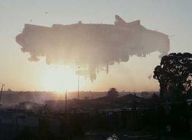 1982 taucht ein riesiges Raumschiff in die irdische Atmosph&auml;re ein, ohne jedoch zu landen. Mitten &uuml;ber der s&uuml;dafrikanischen Metropole Johannesburg verharrt es und bewegt sich danach keinen Millimeter weiter. Nach geraumer Zeit werden seine Insassen, desorientierte Aliens, in ein Notauffanglager interniert - im District 9 ... Bild: Sender / District 9 Ltd.
