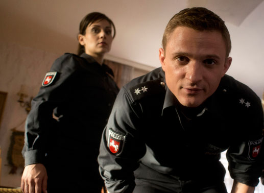 Die Polizisten Jens (Florian Lukas) und Süher (Sophie Dal, li.) befragen oft auf unkonventionelle Art. Bild: Sender