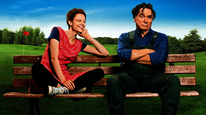 Ein ungleiches Gespann: die rebellische Gutsherrentochter Philomena (Emma Bading) und der bodenständige Gärtner „Schorsch“ Kempter (Elmar Wepper). Bild: Sender / ARD Degeto / Majestic Film / Bernd Schuller