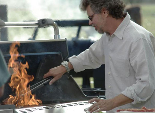 Steven Raichlen am Grill. Bild: Sender