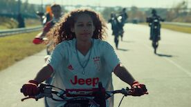 Rodeo: Julia (Julie Ledru) will auf der Motorradrennstrecke neue Tricks lernen. Bild: Sender / BR / 2022 CG Cin&eacute;ma