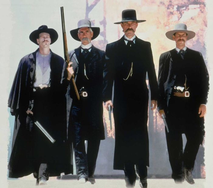 Wyatt Earp (Kurt Russell, 2. v. r.) kämpft mit seinen Männern für Recht und Ordnung in Tombstone. Bild: Sender/Disney