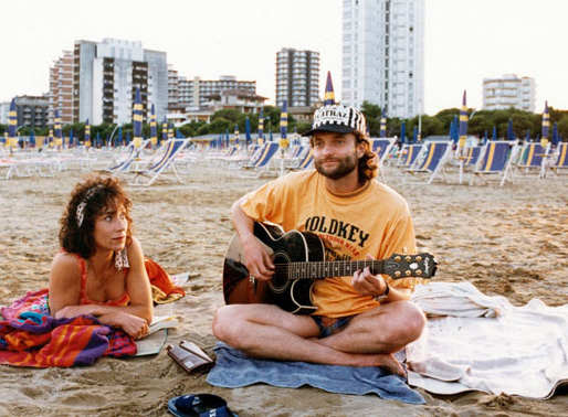 Ein Gitarrenspiel am Strand. Bild: Sender