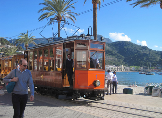 Von der Stra&szlig;enbahn direkt an den Strand: in der Bucht von Port de Soller. Bild: Sender