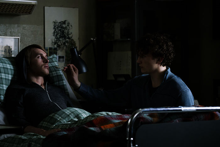 Sven (Samuel Koch) macht Christoph (Nils Hohenhövel) die Pflege anfangs nicht leicht. Bild: Sender / ZDF / Thomas Kost / Juna Film