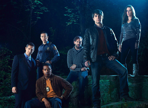 Captain Ericson (Sasha Roiz), Sergeant Blaknikoff (Reggie Lee), Hank Green (Russell Hornsby), Eddy Monroe (Silas Weir), Nick Burkhardt (David Giuntoli),und Juliette Lambert (Bitsie Tulloch). Bild: Sender