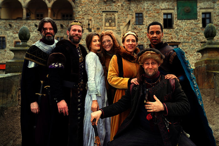 Hauptmann (Carsten Ludwig), Goderic (Ken Duken), Amalindis (Zoe Pastelle Holthuizen), Zottelhaube (Charlotte Krause), Marisa Lioba (Leonie Bach), Bero (Jürgen Vogel), Tanka (Jerry Hoffmann). Bild: Sender