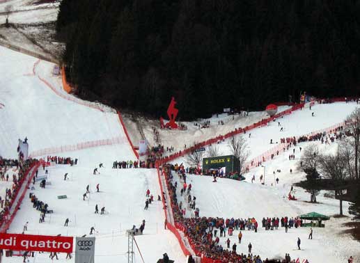 Der Blick vom Ziel auf die Streif – mit dem Gamssymbol der Gamsstadt Kitzbühel. Bild: tvbutler