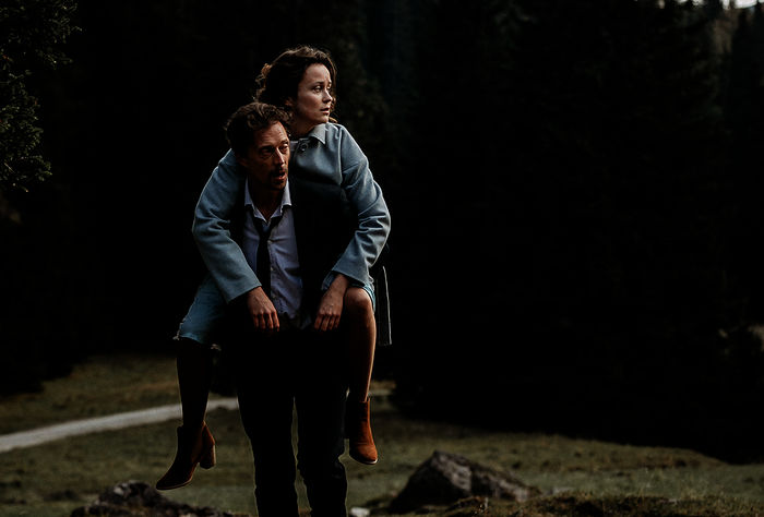 Sterbehelfer Henry (Michael Pink) hat sich auf einen Trip in die Berge mit seiner Klientin Rebecca (Tinka Fürst) eingelassen, für den er ganz ungewohnte Kräfte mobilisieren muss. Bild: Sender / SWR / Un attimo Photographie