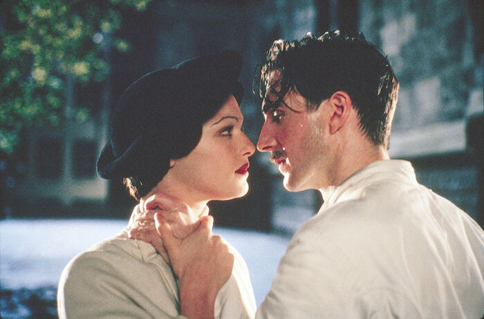 Sunshine: Adam Sors (Ralph Fiennes) und seine Schwägerin Greta (Rachel Weisz) können nicht voneinander lassen.Bild: Sender / Starhaus Filmproduktion / Lajos Koltai