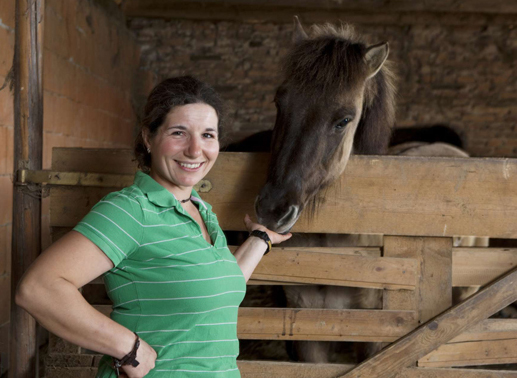 Nadja – die fröhliche Pferdezüchterin, 34, aus der Seteiermark. Nadja leitet einen Pferdehof mit 23 Isländerpferden. Sie sucht einen Gentleman, der als Naturbursche verkleidet ist. Bild: ATV